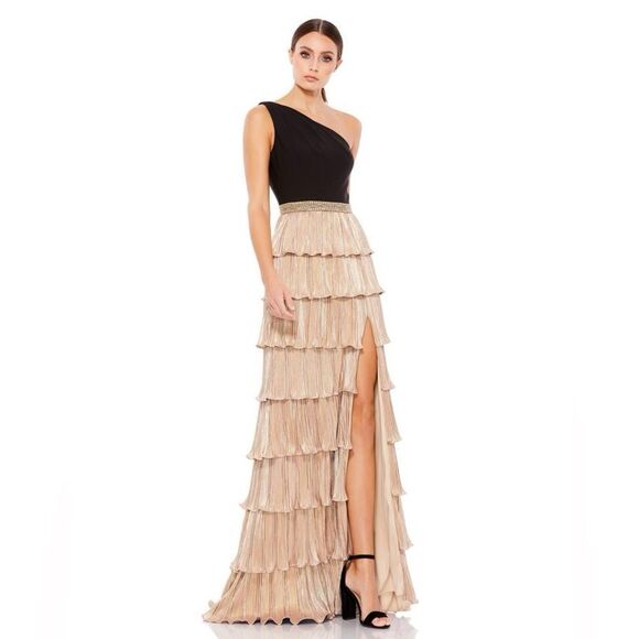 Mac Duggal leena One-Shoulder Ruffle
Tiered Gown / size 6 - Picture 1 of 10